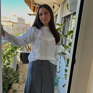 Blusa blanca y dorada detalle volante